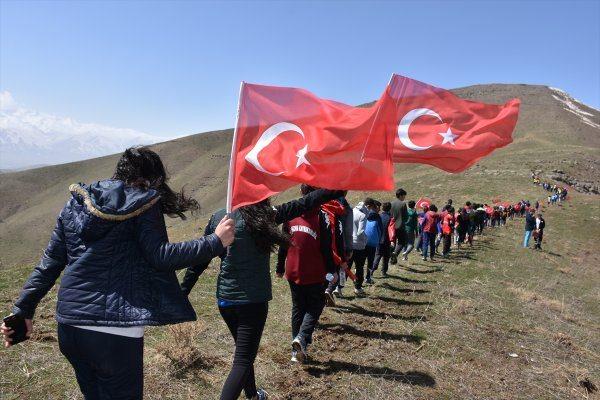 <p>Hakkari'nin Yüksekova ilçesinde "Yüksekova yürüyor" projesi kapsamında, Türk Silahlı Kuvvetlerinin (TSK) Afrin'de yürüttüğü Zeytin Dalı Harekatı'na destek amacıyla yürüyüş düzenlendi. </p>
