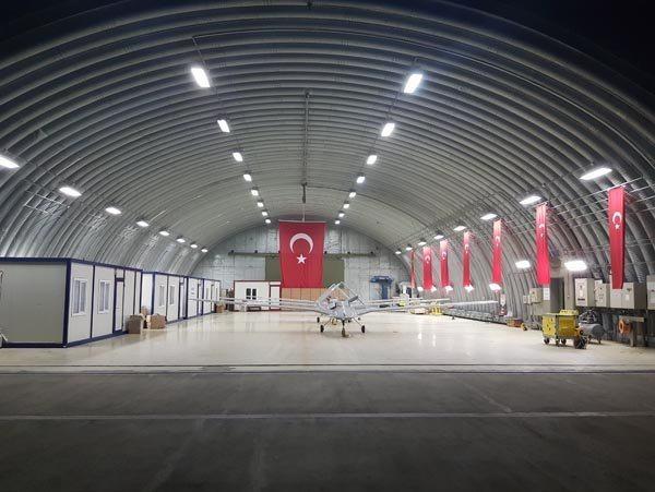 <p><strong>4 MÜHİMMATLI SİHA'LAR</strong></p>
<p>SİHA'lar görev sırasında özellikle ROKETSAN tarafından geliştirilen Mini Akıllı Mühimmat MAM-L'yi kullandı. SİHA'lar, bunun yanında ilk kez Zeytin Dalı Harekatı'nda 4 adet MAM-L yüklü halde operasyona katıldı.</p>