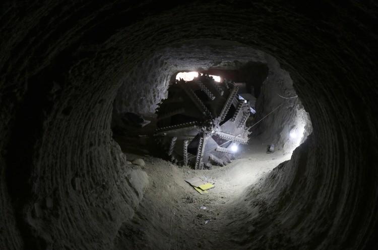 <p>Zeytin Dalı Harekatı'nda TSK ve ÖSO'nun kontrolü sağladığı Afrin'de, teröristlerin iş makineleriyle tepelerin içine açtığı tüneller ortaya çıkarıldı.</p>

<p> </p>
