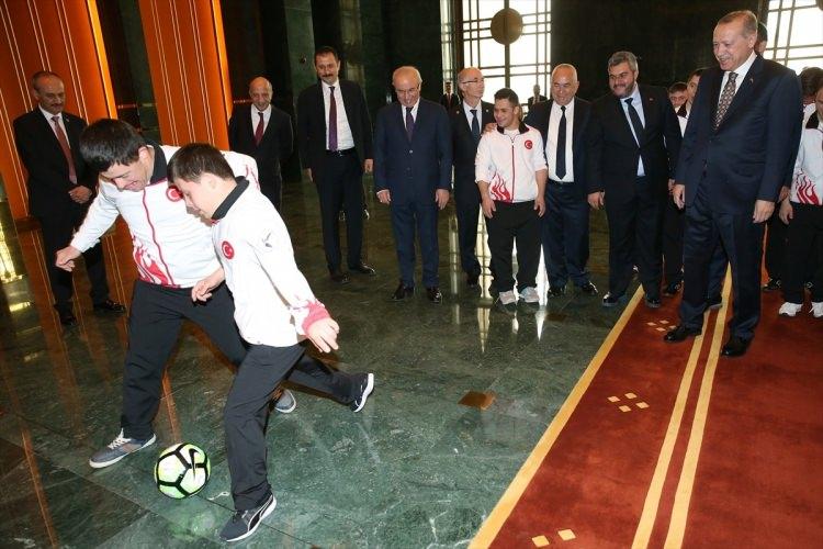 <p>Sporculara başarılar dileyen Cumhurbaşkanı Erdoğan, onlarla beraber Afrin'deki Mehmetçik'e selam gönderdi.</p>
