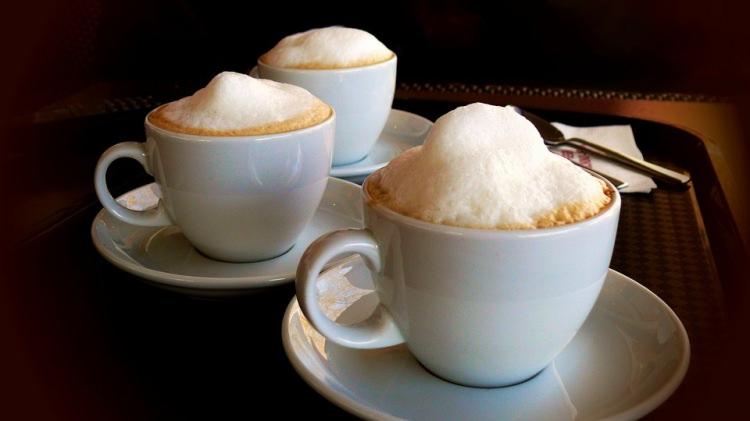 <p><strong>Avustralya ve Yeni Zelanda</strong></p>

<p>Bu kahveyi ilk kez  Avusturyalıların mı yoksa Yeni Zelandalıların mı yaptığı sürekli bir tartışma konusudur. Her iki ülke tarafından da çok sevilen kahve, süt köpüğünün üzerine duble shot espresso konulması ile yapılır. Flat White ismi verilen kahve, avokadolu kızartmış ekmekler ile servis ediliyor.</p>
