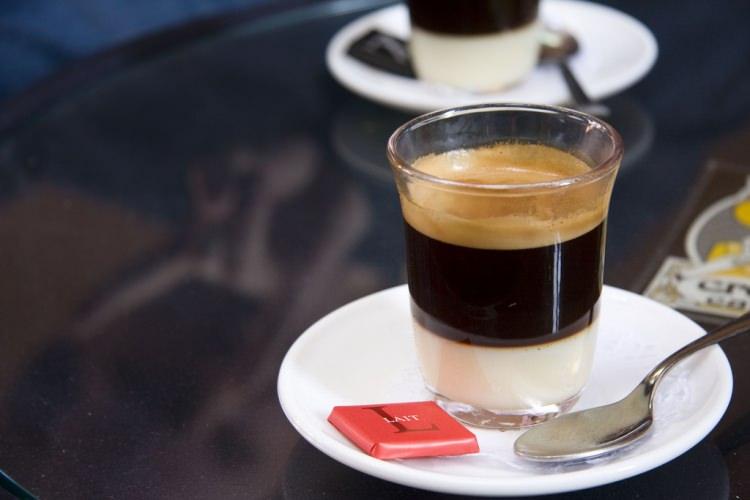 <p><strong>İspanya</strong></p>
<p>İspanya’nın yerli halk tarafından en çok sevilen kahvelerinden biri Cafe Bonbon’dur. Özellikle bol sütlü kahve sevenler için vazgeçilmez bir lezzettir.</p>