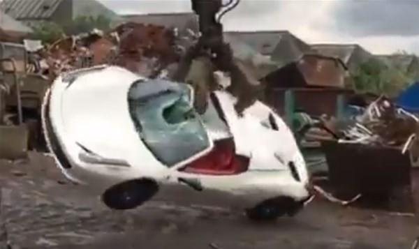 <p>Polis, aracın geçmişte ciddi hasar gördüğü ve uygun olmayan parçalarla yapıldığı için yola çıkma uygunluğu taşımadığını düşünerek aracı parçaladı. </p>

<p> </p>
