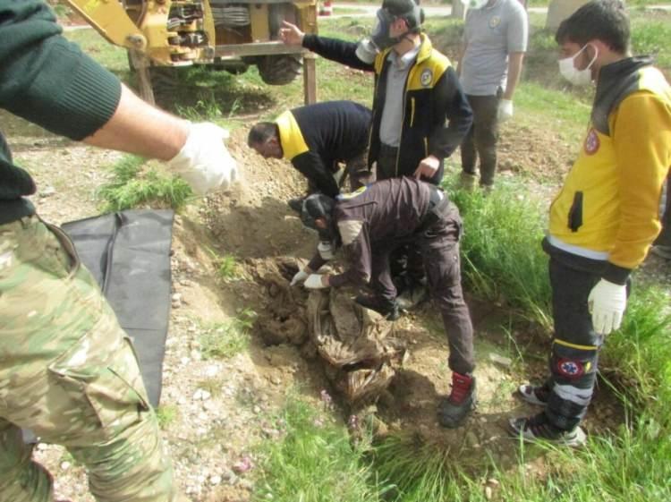 <p>Suriye’nin Afrin kentine bağlı Ayn Dakna köyünde 2016 tarihinde terör örgütü PKK/YPG tarafından vahşice öldürülen 110 ÖSO askerinin toplu mezarı ortaya çıktı.</p>
