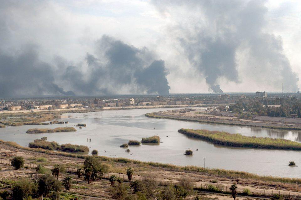 <p>22 Mart 2003'de Bağdat çevresindeki petrolle dolu siperler, ateşe verildi.</p>
