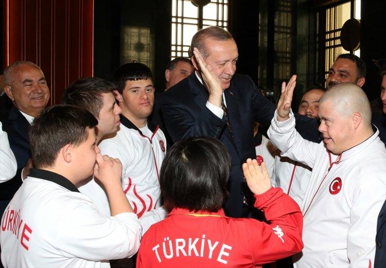 <p>Sporcuların çok mutlu olduklarını söylemesi üzerine Erdoğan, "Eğer ben de sizleri memnun ettiysem ne mutlu bana" dedi.</p>
