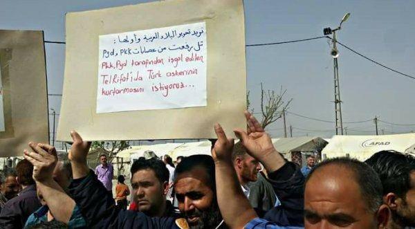 <p>Ellerinde Türkçe ve Arapça döviz taşıyan siviller PKK/PYD işgali altında bulunan bölgedki sivillerin kurtarılması için TSK'ya çağrıda bulundu.</p>