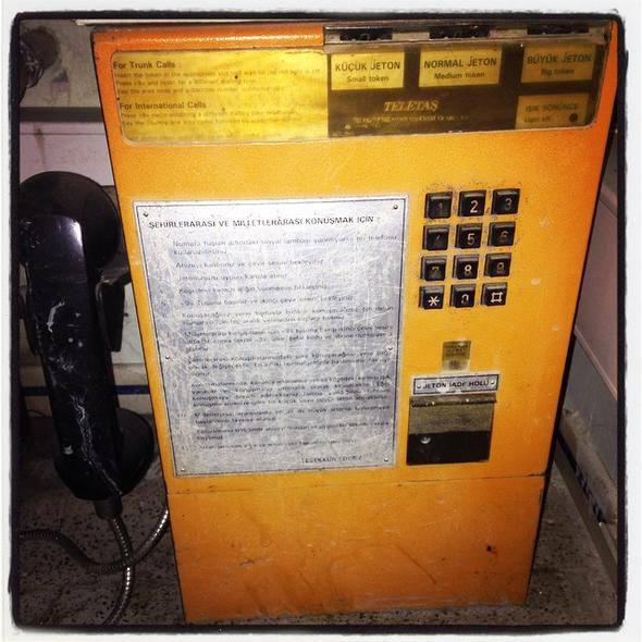 <p><strong>Jetonlu telefonlar</strong></p>

<p>Eskiden jetonumuz kadar konuşabilirdik! Artık kartlı telefonları gerektiğinde kullanıyoruz.</p>
