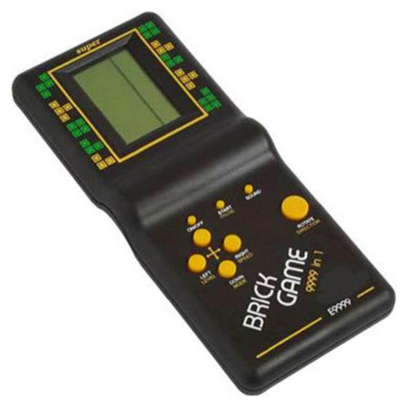 <p><strong>Tetris</strong></p>

<p>90'lı yıllarda çocukların ve hatta yetişkinlerin elinden düşmeyen tetris oyunun el konsolu epey yaygındı. Elbette akıllı telefonlar varken şu an esamesi okunmuyor.</p>
