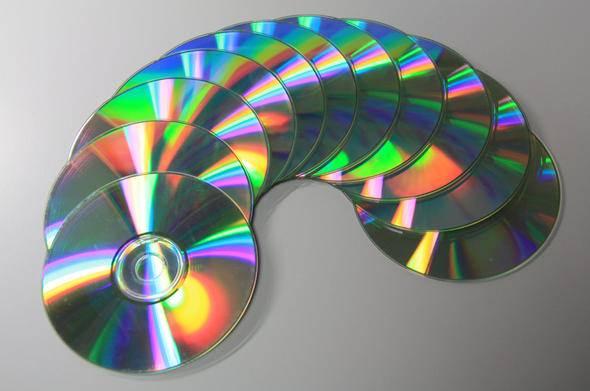 <p><strong>CD (Compact Disc)</strong></p>

<p>Aslında 1980’li yıllarda ilk kez ortaya çıkan CD’ler, 90’ların ardından yaygınlaşma şansı buldu. 700 MB’lık bir kapasiteye sahip olan CD’ler CD-ROM denilen cihazlarla beraber çalışıyordu. </p>
