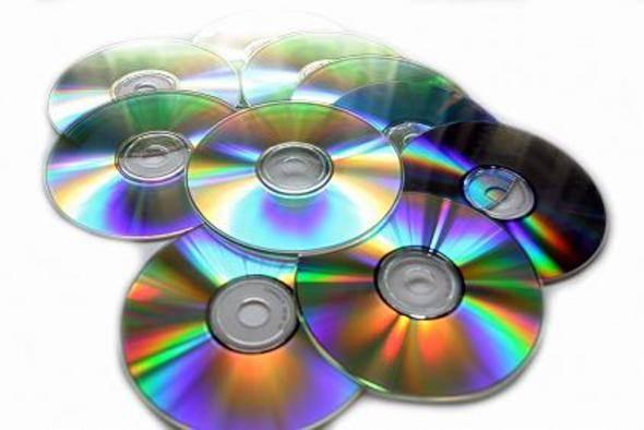 <p><strong>CD (Compact Disc)</strong></p>
<p>Daha sonraki yıllar ortaya çıkan CD-R/RW yazıcılar ise kullanıcıların CD’lere kendi verilerini yazabilmesine olanak verdi. Böylece artık kullanıcılar film, müzik, fotoğraf veya diğer içeriklerini bu disklere yedekleyebiliyordu. </p>