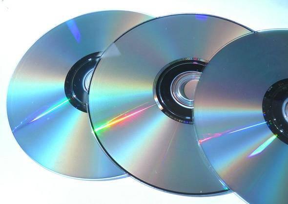 <p><strong>CD (Compact Disc)</strong></p>
<p>Standart bir diskete göre 450 kat daha fazla veriyi saklayabilen CD’ler bugün de kullanılmaya devam ediyor.</p>