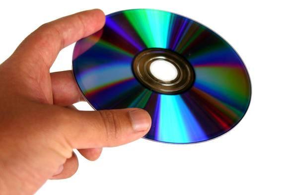 <p><strong>DVD (Çok Amaçlı Sayısal Disk)</strong></p>
<p>1995 yılında ortaya çıkan ve başlarda sinema sektörü için bir devrim niteliği taşıyan DVD'ler, yedekleme birimi olarak da yıllar geçtikçe CD'lerin yerini almaya başladılar; zira 700MB'lık kapasiteli CD'leri 6'ya katlayan DVD'ler, kullanıcılara 4.7GB'lık bir kapasite sunuyordu.</p>