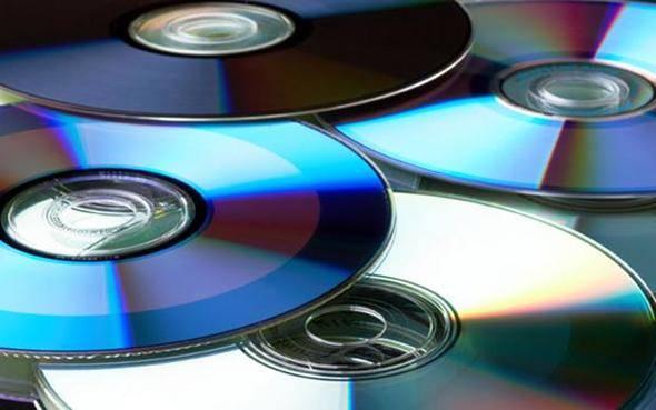 <p><strong>DVD (Çok Amaçlı Sayısal Disk)</strong></p>
<p>Çift katmanlı DVD modelleriyle birlikte kapasiteleri 8GB'a kadar yükselen DVD'ler, günümüzde daha az da olsa kullanılmaya devam ediyor. Ancak yakın gelecekte DVD'ler de olmayacak ve harici disk, USB hafıza ve hatta bulut depolama servisleri DVD'lerin yerini tamamen alacak.</p>