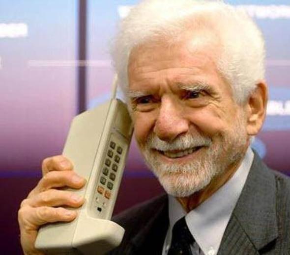 <p><strong>Dünyanın ilk mobil telefonu</strong></p>

<p>Cep telefonunun mucidi olarak bilinen Dr. Martin Cooper, 1973 yılında ilk mobil telefonu geliştiren isimdi. Salt görüşmeyi sağlayan bu telefonu mobil telefon olarak nitelendirsek de, büyük ebatları neticesinde cebe sığacak bir telefon değildi.</p>
