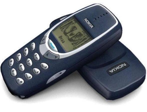 <p>Nokia'lar, Ericsson'lar, Motorola'lar...Nokia, Sony Ericsson ve Motorola gibi isimler, 90’lı yılların en popüler cep telefonlarıydı. Ancak bu telefonlar salt telefon görüşmesine veya SMS gönderimine imkan verirken, ilk modellerinde renkli ekran bile yoktu ve antenleriyle dikkat çekiyordu.</p>
<p> </p>