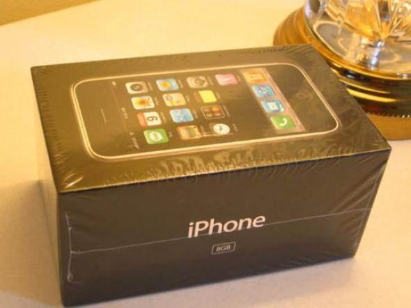 <p><strong>İlk iPhone</strong></p>
<p>2007'de ilk kez ortaya çıkan ve akıllı telefon pazarında yeni bir akımı başlatan iPhone'un ilk sürümü böyleydi. Şu an satışta değil ve çok az kişinin elinde bulunuyor.</p>