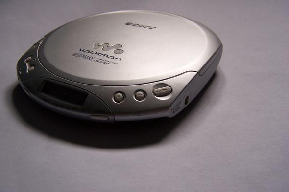 <p><strong>CD'li Walkman</strong></p>
<p>Tabii kasetler ömrünü tamamladığında Walkman'lerin CD'yle çalışanlarını da kullandık.</p>