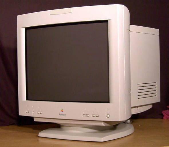 <p><strong>Tüplü monitör</strong></p>
<p>LCD ekranlara nazaran çok daha fazla yer kaplayan ve ağır bir yapıda olan tüplü monitörler 80’li yıllarda kullanılmaya başlandı. </p>