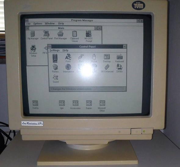 <p><strong>Tüplü monitör</strong></p>
<p>LCD ekranlara nazaran çok daha fazla yer kaplayan ve ağır bir yapıda olan tüplü monitörler 80’li yıllarda kullanılmaya başlandı. </p>