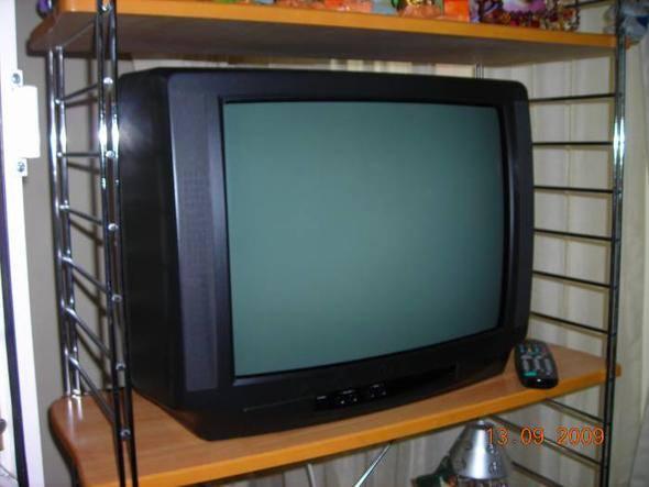 <p><strong>Tüplü televizyon</strong></p>

<p>Tüplü monitörler gibi tüplü televizyonlar da bir dönemin vazgeçilmeziydi. Çok daha fazla yer kaplar, bugünkü LCD veya LED televizyonların kalitesini elbette veremezdi.</p>
