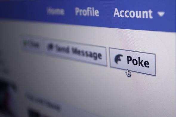 <p><strong>Facebook'ta 'poke'lediğiniz günleri ne çabuk unuttunuz?</strong></p>
<p>Sahi bir ara Facebook'ta 'poke' yani 'dürt' özelliği de vardı; mesaj göndermek yerine kullanıcılar bu şekilde birbirlerini dürterdi.</p>