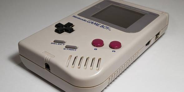 <p><strong>Gameboy</strong></p>

<p>El atarilerine kıyasla daha gelişmiş grafik ve oyunlarla dikkat çeken, küçük kasetleriyle oyunları değiştirilebilen Gameboy'ları kim unutabilir?</p>
