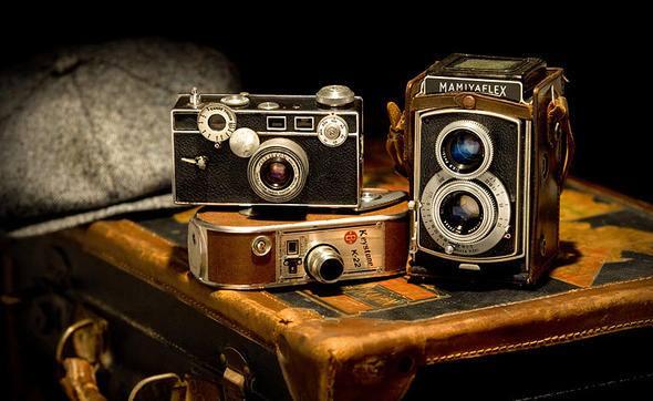 <p><strong>Eski fotoğraf makineleri</strong></p>
<p>Eskiden fotoğraf makinesiyle çektiğimiz görüntüleri banyo ettirirdik. Bu maliyetli iş elbette bugün yerini dijital fotoğraf makinelerine ve hatta telefonlarımıza bıraktı.</p>