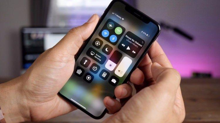 <p>Apple bu hatayı düzeltmek için gerekli güncelleştirmeyi yayınlayana kadar, kilit ekranından Siri'ye erişimi devre dışı bırakabilirsiniz.</p>
