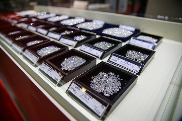 <p>İhracatın artırılması, ihraç ürünlerine yeni pazarlar bulunması ve pazar payının korunması amacıyla Ekonomi Bakanlığı koordinatörlüğünde, İstanbul Maden ve Metaller İhracatçı Birlikleri (İMMİB) Genel Sekreterliği, Mücevher İhracatçıları Birliği (JTR) ve UBM Rotaforte'nin organizatörlüğünde Uluslararası Alım Heyeti Programı gerçekleşiyor.</p>