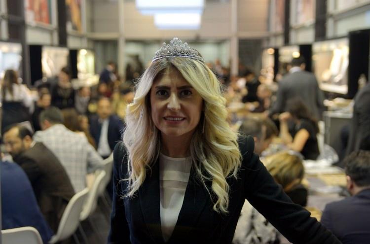 <p>Program kapsamında Avrupa, Ortadoğu, Amerika, Kuzey Afrika ve Uzakdoğu ülkelerinden bin 500 kişilik alım heyeti Istanbul Jewelry Show'da ağırlanıyor.</p>