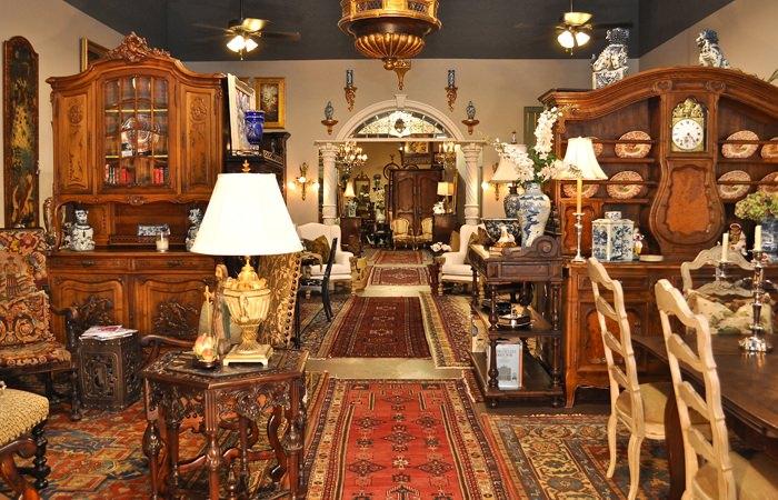 <p>30’lu yıllardan kalma köstekli bir saate sahip olmak ister misiniz? Ya da 1800’lü yıllardan günümüze kadar gelmiş bir berjer koltuğa. Cevabınız evetse İstanbul’da bulunan birbirinden eski ve farklı eşyaları içinde barındıran antikacı dükkanlarını ziyaret edebilirsiniz. İşte nostaljiden vazgeçemeyenler için İstanbul’un en güzel antikacıları…</p>
