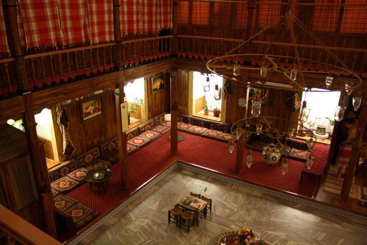 <p><strong>Süleymaniye Hamamı</strong></p>
<p>İstanbul'un en güzel süslenmiş hamamlarından olan Süleymaniye Hamamı, Mimar Sinan'ın eseridir. Hamamın içinde bir zamanlar Kanuni Sultan Süleyman'ın yıkandığı özel bir bölümde bulunur. </p>