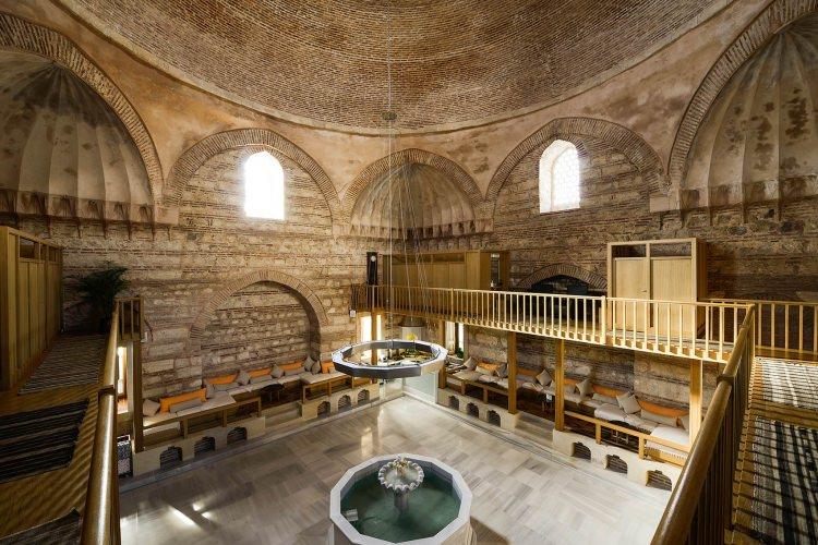 <p><strong>Galatasaray Hamamı </strong></p>

<p>2. Beyazıd zamanında yapılan hamam, tarih boyu pek çok devlet büyüğü tarafından kullanılmıştır. Hamam, günümüzde hala kullanılmaktadır. </p>

<p> </p>
