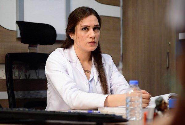 <p>Ünlü oyuncu Özge Borak'ın babası da kendisi gibi ünlü bir oyuncu.</p>
