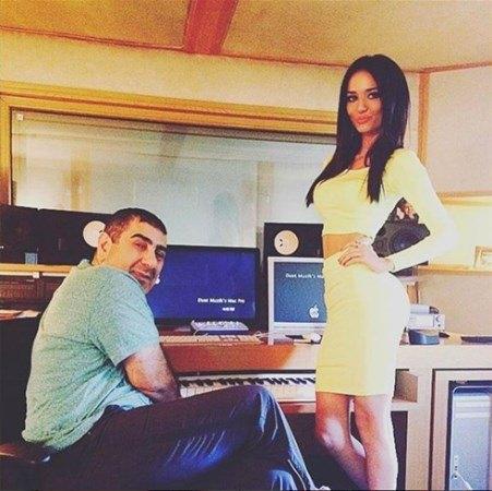 <p>Cansu Taşkın dayısı Metin Özülkü ile çekilmiş bu kareyi Instagram'da paylaşmıştı.</p>
<p> </p>