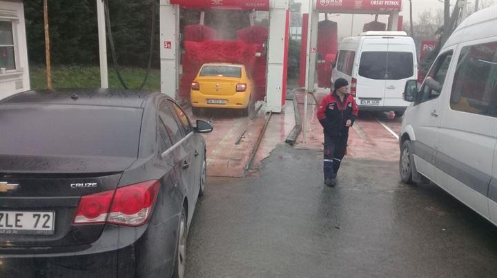 <p>Yağmurdan etkilenen araçların üzeri tamamen çamurla kaplanırken, araçlarını temizletmek isteyen vatandaşlar oto yıkamacıların yolunu tutu. Oto yıkamacılara akın eden otomobiller uzun araç kuyrukları oluşturdu. </p>
<p> </p>