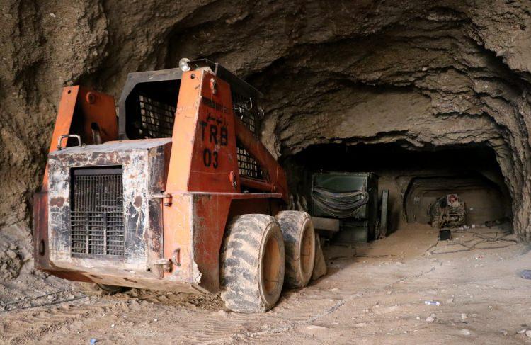 <p>Hamza Tümeni komutanı Seyf Ebubekir, AA'ya yaptığı açıklamada, teröristlerin askeri amaçlı açtığı tünellerle ilçe merkezini çeviren tepe silsilesini birbirine bağlamayı amaçladığını ancak kazıları tamamlayamadan kaçtıklarını söyledi.</p>
<p> </p>
