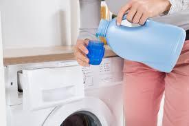 <p>Çamaşır suyu kıyafetlerin dayanıklılığını azaltır ve kolayca yıpranmasına neden olur. Bu nedenle çamaşırları kaynatmayı deneyebilirsiniz. Bunun için bir tencere ve 2 damla limon suyu yeterli olacaktır. </p>

