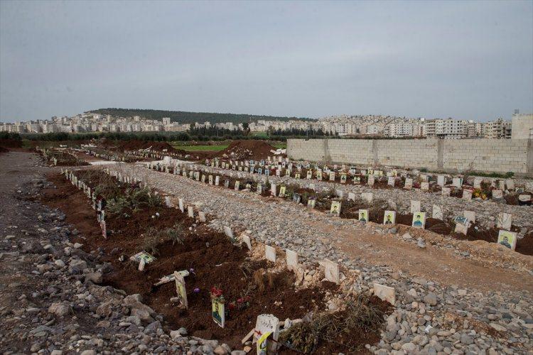 <p>Türk Silahlı Kuvvetlerince (TSK), Zeytin Dalı Harekatı kapsamında teröristlerden temizlediği Afrin'deki arama-tarama çalışmaları sırasında teröristlerin mezarlığı bulundu.</p>
