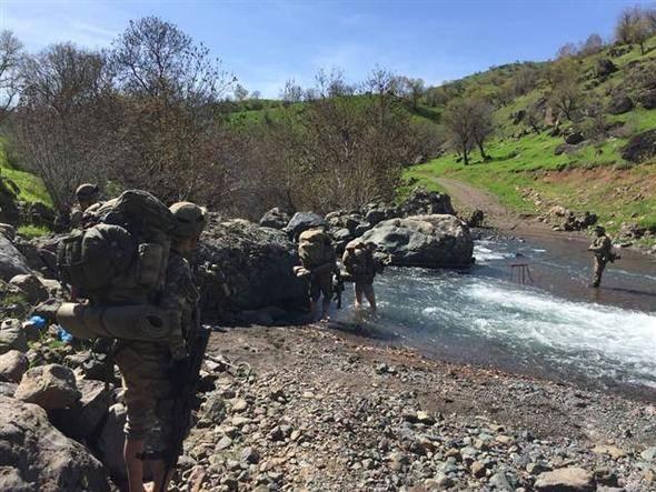 <p>Fotoğraflarda Mehmetçik'in zorlu arazi koşullarında operasyonlarını başarıyla sürdürdüğü görülüyor.</p>
<p> </p>