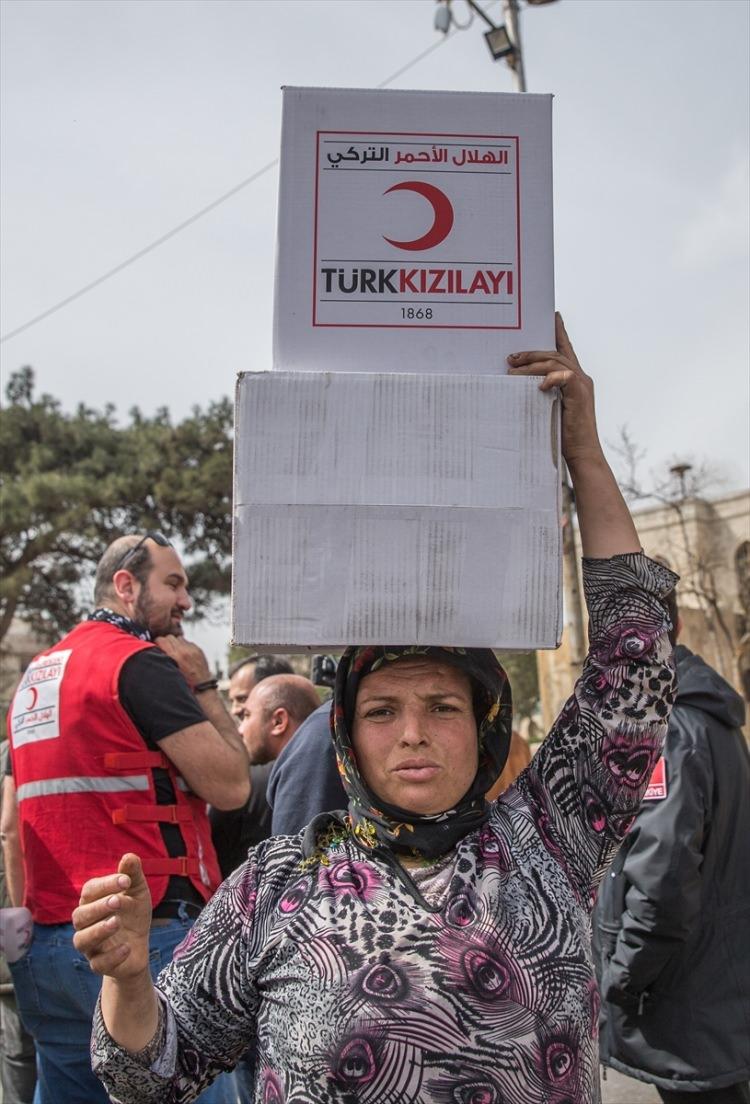 <p>Öte yandan, yardım faaliyetleri sırasında TSK mensupları ile Suriyeliler arasında sıcak diyaloglar yaşandı. Askerler sivillere her zaman destek olacaklarının sözünü verdi. Bu sırada yaşlı bir Suriyeli Mehmetçik'e sarılıp öptü.</p>
<p> </p>