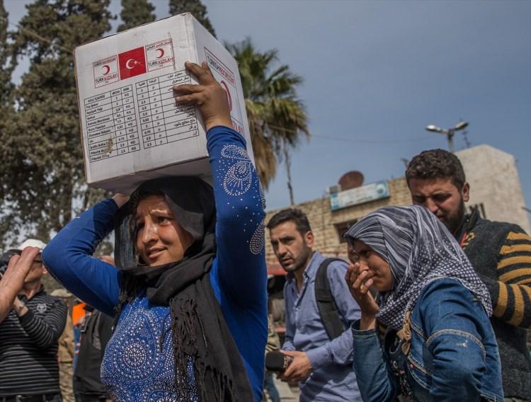 <p>Daha sonra, AFAD ve Türk Kızılayı ekipleri kamyonlarla getirdikleri hijyen malzemelerini, gıda kolilerini, kumanyaları ve battaniyeleri hükümet binası önünde sivillere dağıttı. Suriyelilerle yakından ilgilenen Güllüoğlu ve Altan, çocuklara da çeşitli oyuncaklar hediye etti.</p>

<p> </p>
