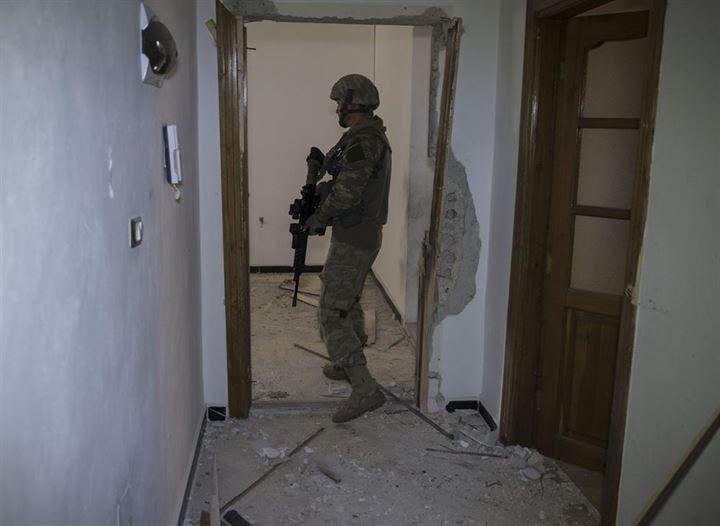 <p>Terör örgütü lehine yayınların bulunduğu matbaada, ilkokul öğrencileri için basılan kitaplarda ise terörist fotoğraflarıyla terör örgütü yanlısı yazılar bulundu.</p>
<p> </p>