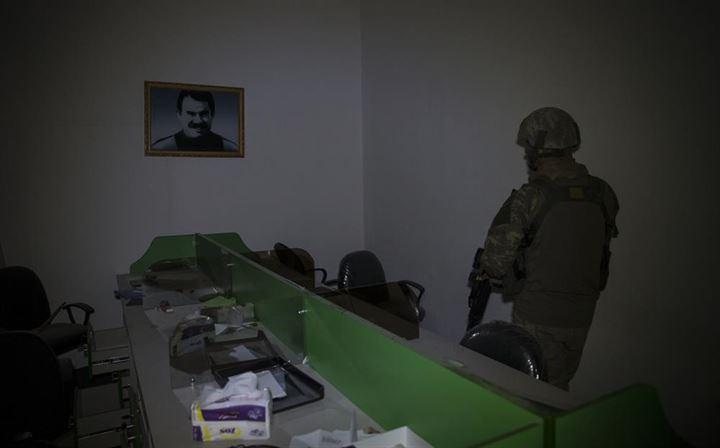 <p>Terör örgütü lehine yayınların bulunduğu matbaada, ilkokul öğrencileri için basılan kitaplarda ise terörist fotoğraflarıyla terör örgütü yanlısı yazılar bulundu.</p>
<p> </p>
