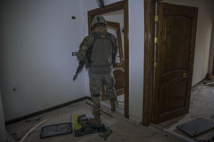 <p>Böylelikle teröristlerin Türk Silahlı Kuvvetleri unsurları Afrin'e girmeden önce sözde üniformalarını saklayarak ilçeden kaçtıkları bir kez daha teyit edildi. </p>

<p> </p>
