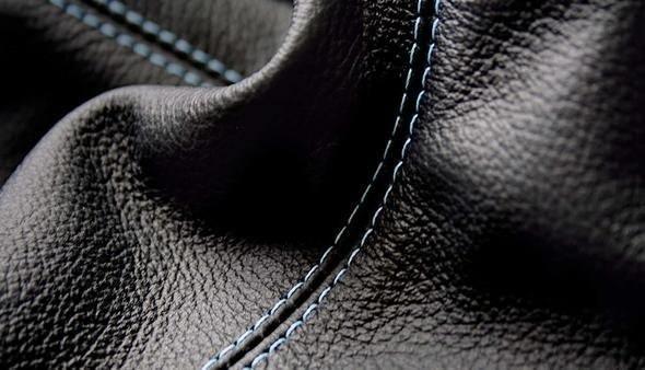 <p>Kumaşın üreticisi David Carroll'a göre cep telefonu kılıfını çevreleyen metal, sekiz saat içinde telefonunuzun şarjını yüzde 10 ila 15 arasında arttırabiliyor. Nasıl mı? Pantolonunuzun ürettiği ısıyla elbette...</p>

<p> </p>
