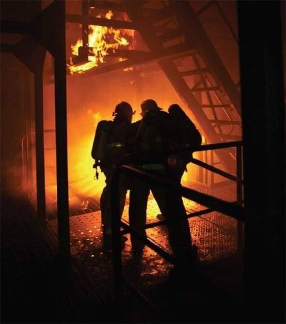 <p><strong>Yeni itfaiyeci</strong></p>

<p>Büyük bir yangını söndürmek için çok fazla su ve toksik madde içeren kimyasal kullanılmak zorunda. Pentagon'daki Güvenlik Araştırma yetkilileri elde taşıyabileceğiniz, yangını kimyasallar olmadan söndürebilen bir alet ürettiler.</p>
