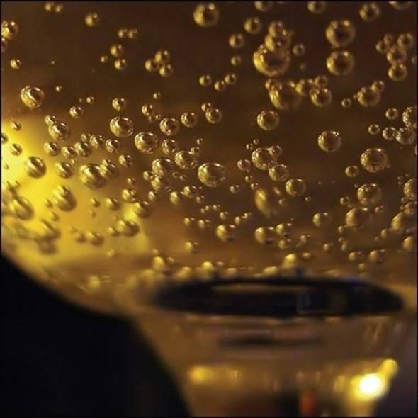 <p><strong>Alkolsüz sarhoşluk</strong></p>

<p>Londra'daki Imperial College'ta yeni bir içki üzerinde çalışılıyor. Sizi sarhoş etmeyecek ancak alkol almış hissi verecek içkiyi alkolsüz bir içecekle de birleştirmeniz mümkün olacak.</p>
