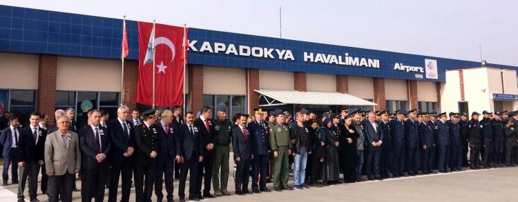 <p>Nevşehir'in Gülşehir ilçesi Ovaören Köyü yakınlarında eğitim uçuşu sırasında düşen F-16 savaş uçağının şehit olan pilotu Üsteğmen Yasin Boy için Kapadokya Havalimanı'nda uğurlama töreni düzenlendi.</p>